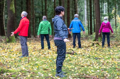 Gruppe beim Waldbaden im Stadtwald