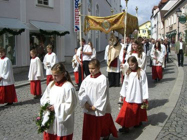 Fronleichnamsprozession durch die Innenstadt von Bad Kötzting