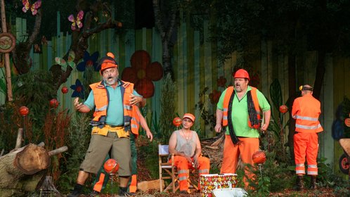 Vier Handwerker stehen auf einer Waldlichtung bei der Festspielaufführung "Ein Sommernachtstraum" in Bad Kötzting .