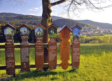 Blick auf die Totenbretter im Hintergrund sieht man die Berge und den Ort