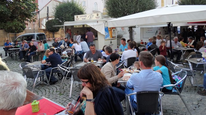 Stimmung am Marktplatz bei der italienischen Nacht in Bad Kötzting