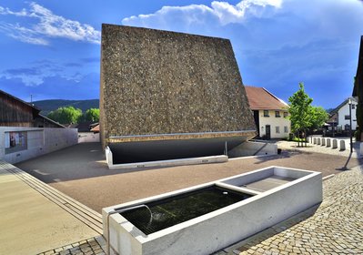 Vorderansicht des modernen Konzerthauses in der Ortsmitte der Gemeinde Blaibach