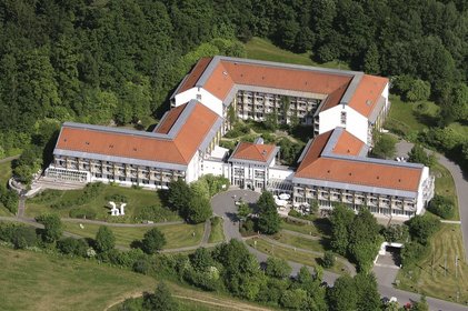 Luftaufnahme mit Blick auf das Gebäude des Klinikums Luitpold