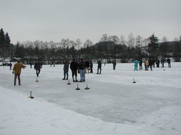 Eisstockschützen am zugefrorenen Blaibacher See