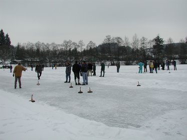 Eisstockschützen am zugefrorenen Blaibacher See