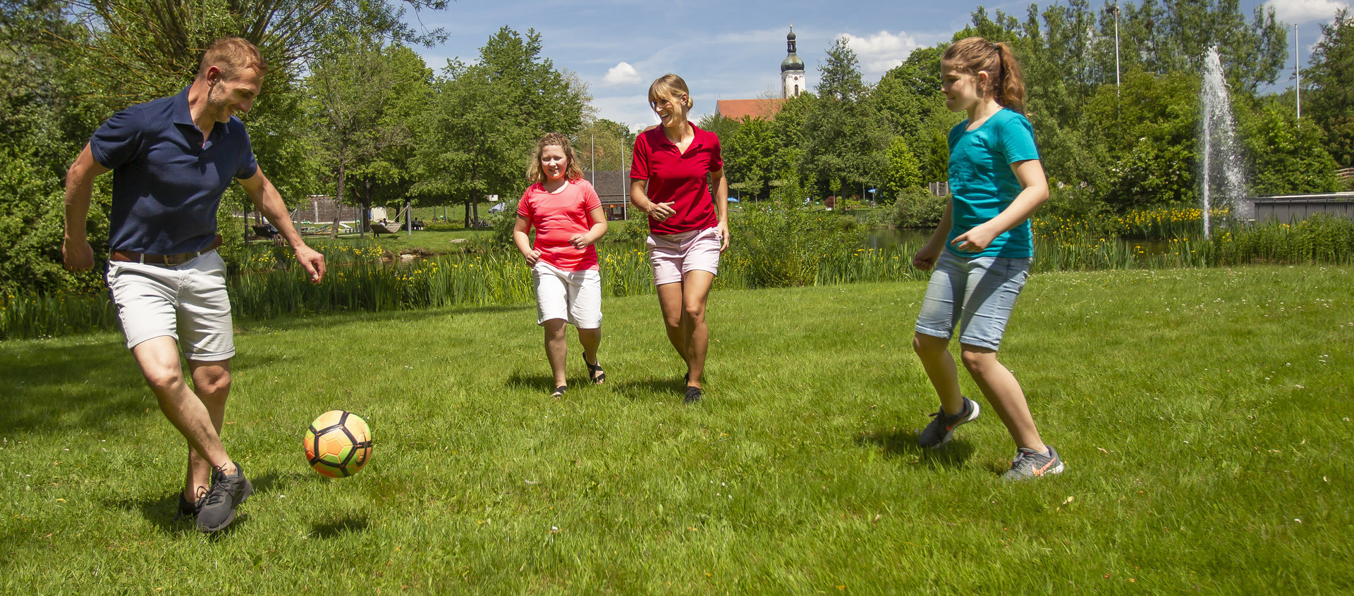 Familie beim Fußballspielen im Kurpark von Bad Kötzting