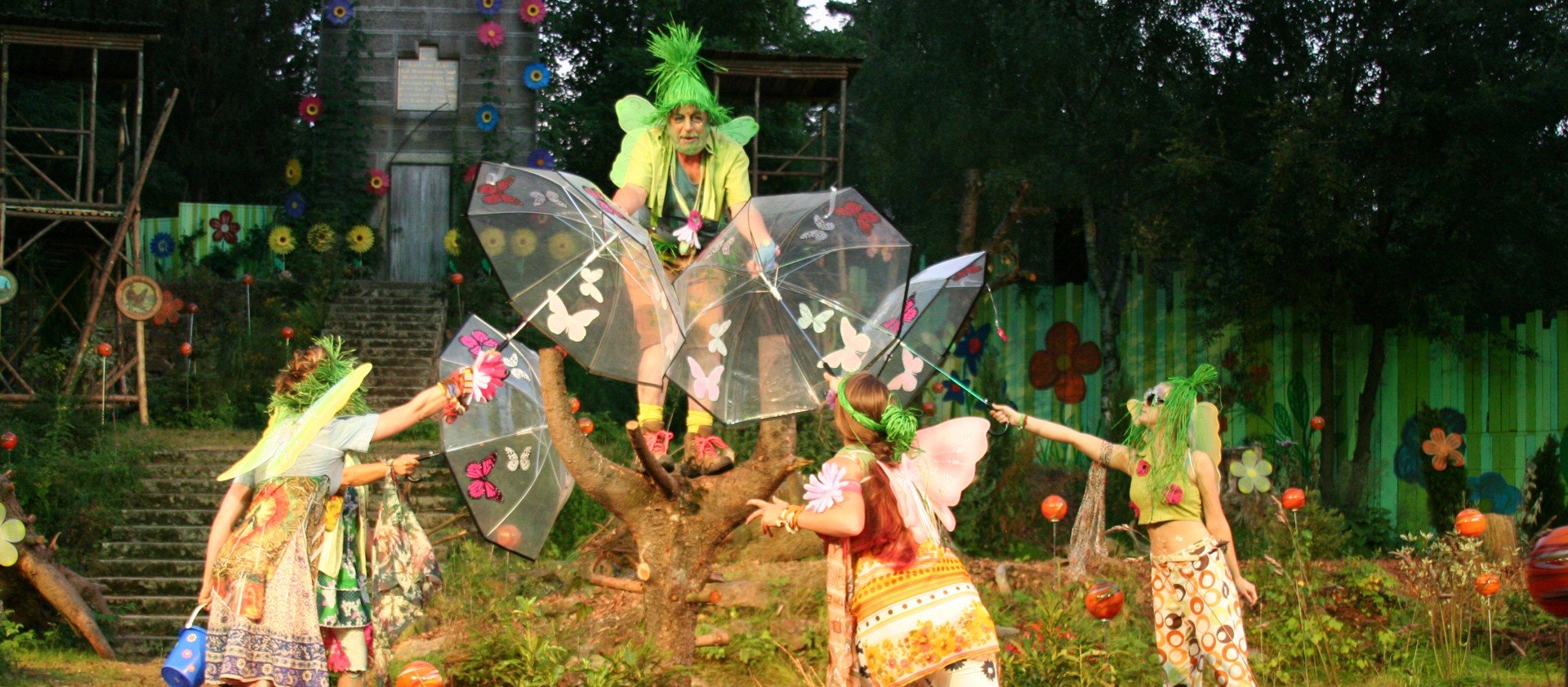 Festspiele Elfenkönig Oberon steht auf einem Baum, umringt von drei Elfen.