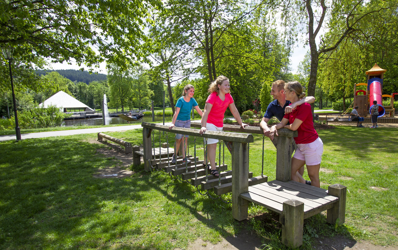 Familie auf dem Spielplatz im Kurpark von Bad Kötzting