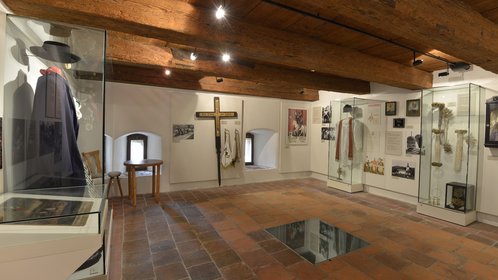 Innenansicht des Museums mit zahlreichen Ausstellungsstücken
