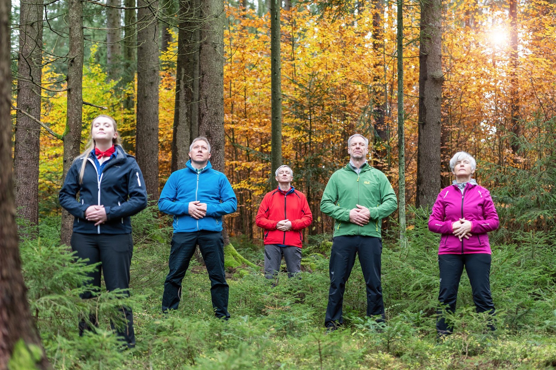 Waldbaden Gruppe beim Waldbaden