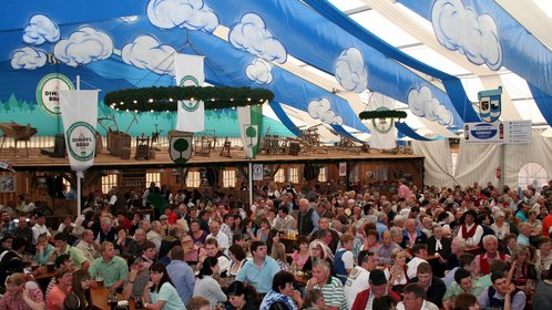 Blick in das voll besetzte Festzelt beim Pfingstfestbetrieb in Bad Kötzting