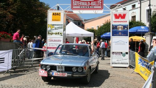 Start der ADAC Bayerwaldrallye Classic in der Innenstadt von Bad Kötzting